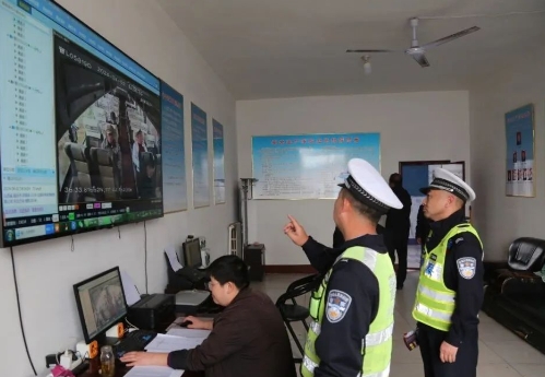 临汾公安交警走进辖区客运企业开展春季交通安全宣传教育活动  筑牢交通安全防护网