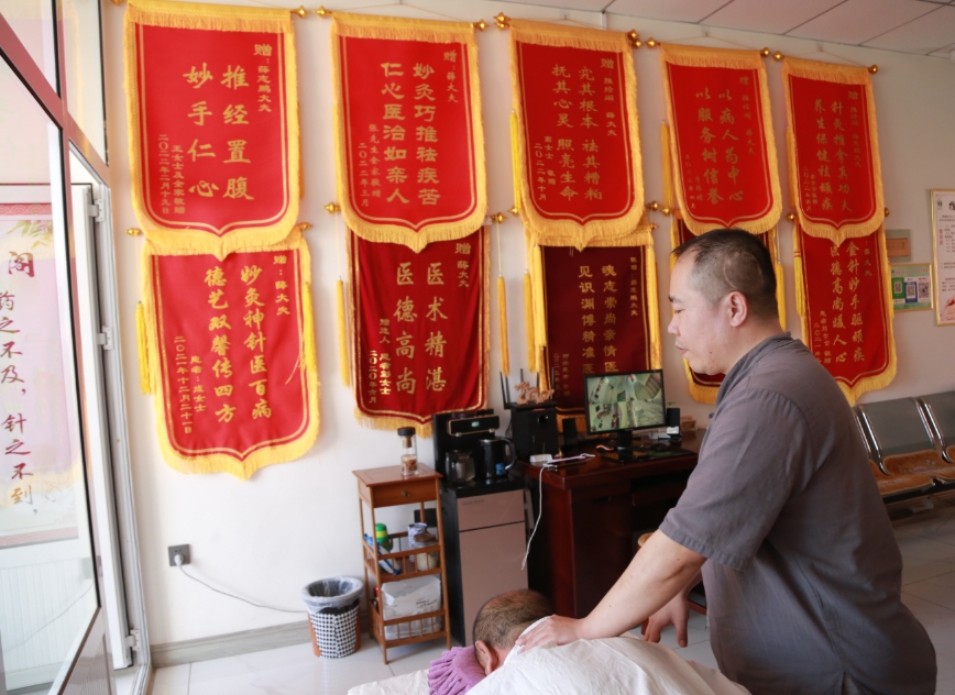 志存高远  身边榜样——山西大同云冈区推经阁盲人按摩师薛志鹏