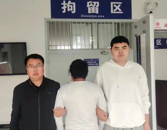 强行闯卡，拘！