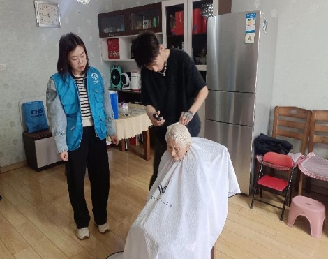 太原万柏林区小井峪街道：为老人上门理发  让幸福从“头”开始