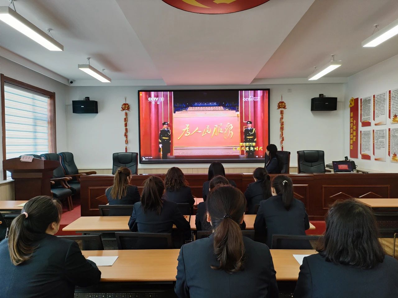 太原阳曲县新时代文明实践中心、所、站组织收看电视专题片《文明风盛新时代》