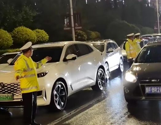 朔州怀仁：交警雨中执勤  演绎别样风采
