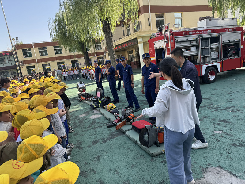 太原杏花岭区巨轮街道：消防车进校园  零距离学安全