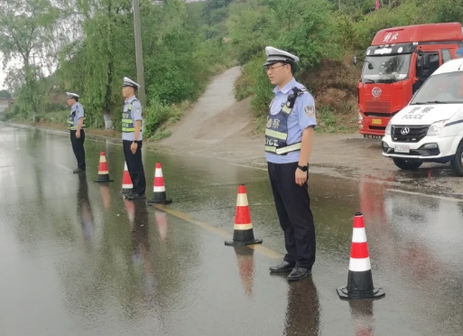 当好雨天“守路人”！临汾公安交警雨天执勤保平安