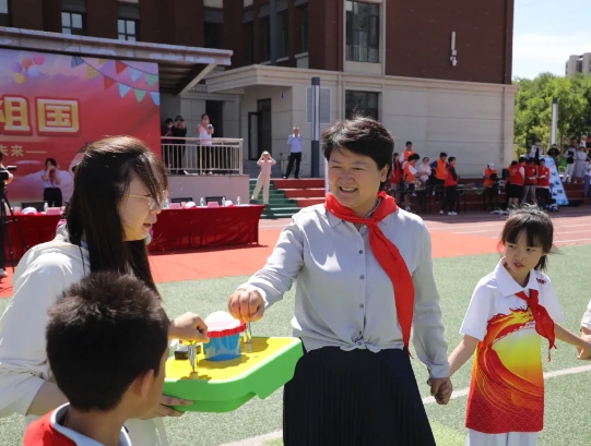 太原尖草坪区：刘锦春与少年儿童共庆“六一”