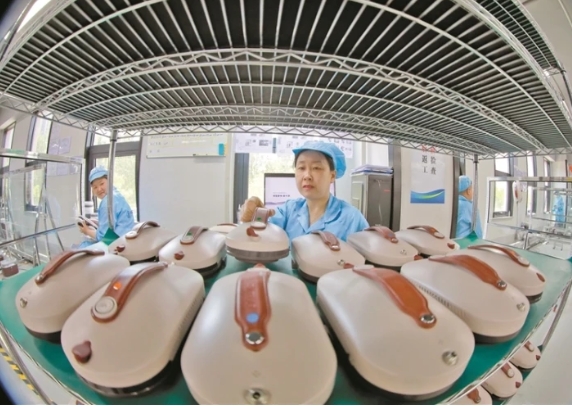 全球首款带基站双轮极速擦窗机器人在晋中登场——“净窗行者”智闯天下