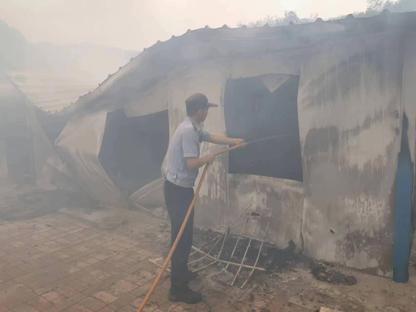 长治襄垣民警携手群众救出20多头肉牛