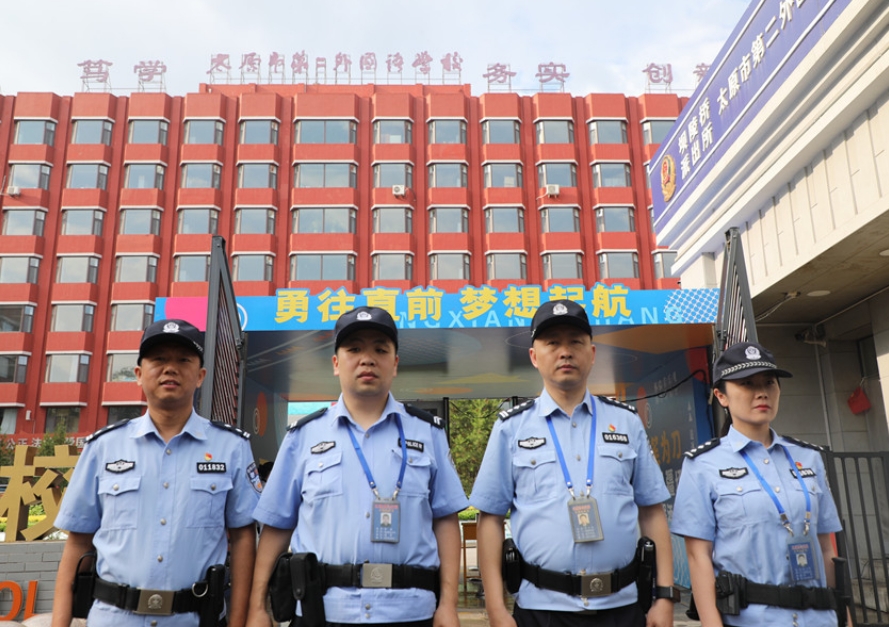 高考首日：“警”随高考  助梦启航