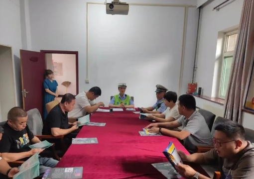 临汾公安交警走进企业开展交通安全警示教育暨打击“黄牛”“黑中介”顽瘴痼疾宣传活动