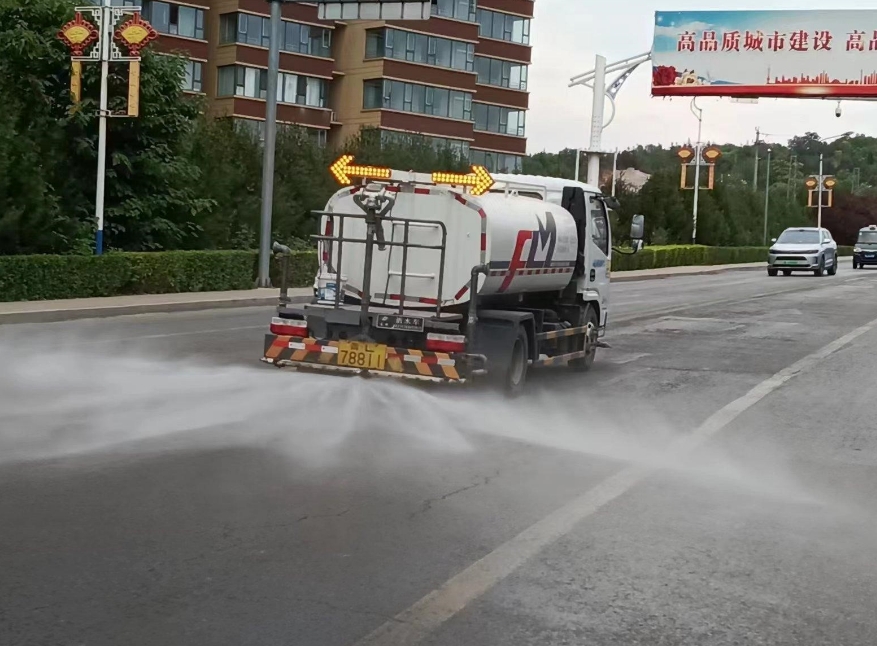 临汾襄汾：蓝天集团强化县城洒水降温作业，积极应对臭氧污染挑战
