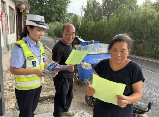 临汾公安交警进村入户开展夏季交通安全主题宣传暨打击“黄牛”“黑中介”顽瘴痼疾宣传