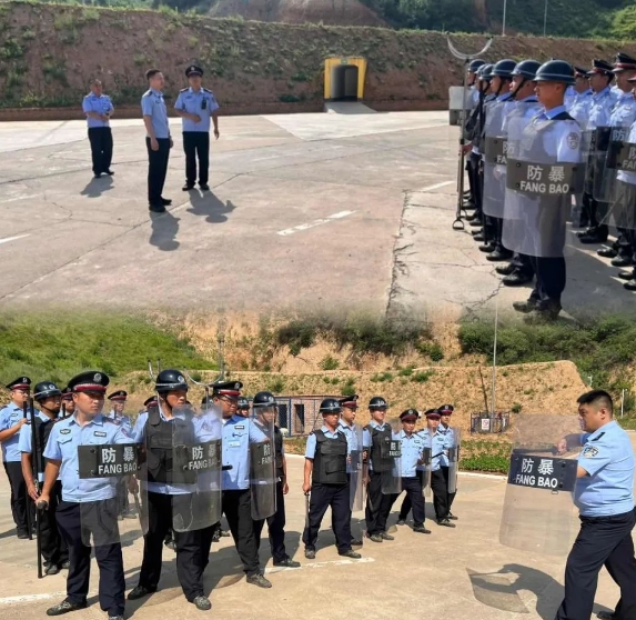 长治壶关城东派出所深入辖区重点企业开展反恐防暴演练