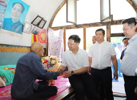 太原娄烦：李文权“七一”前夕走访慰问建国前老党员、生活困难党员