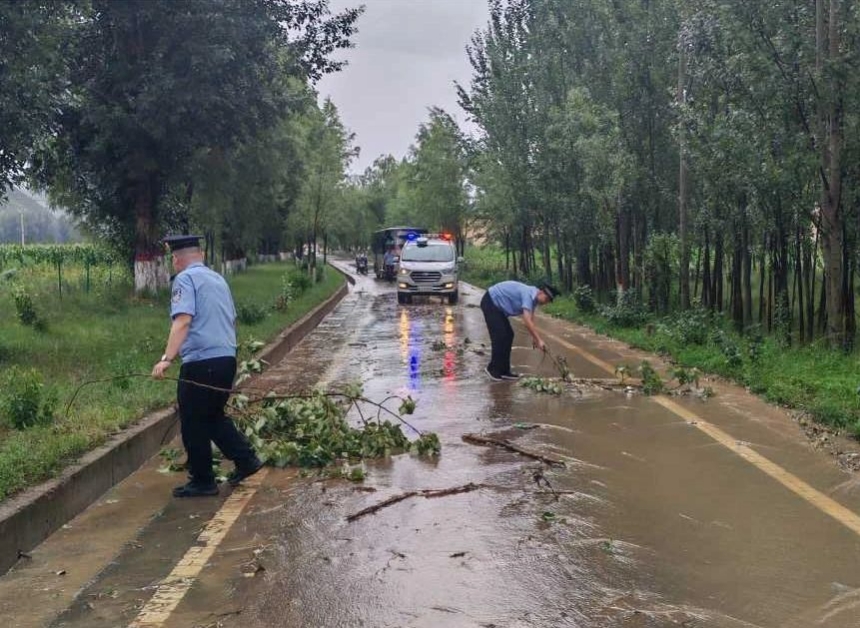 太原娄烦县马家庄派出所：冒雨清除道路障碍物  消除安全隐患保