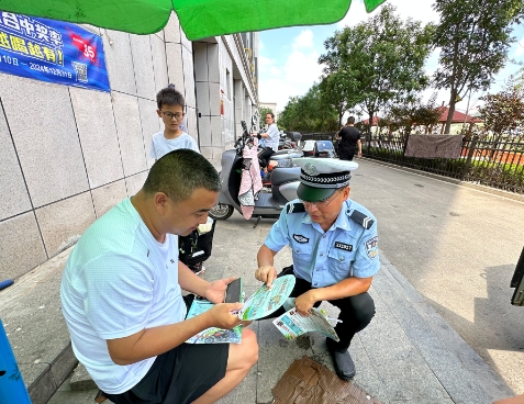 吕梁兴县交警走进社区开展夏季交通安全宣传活动