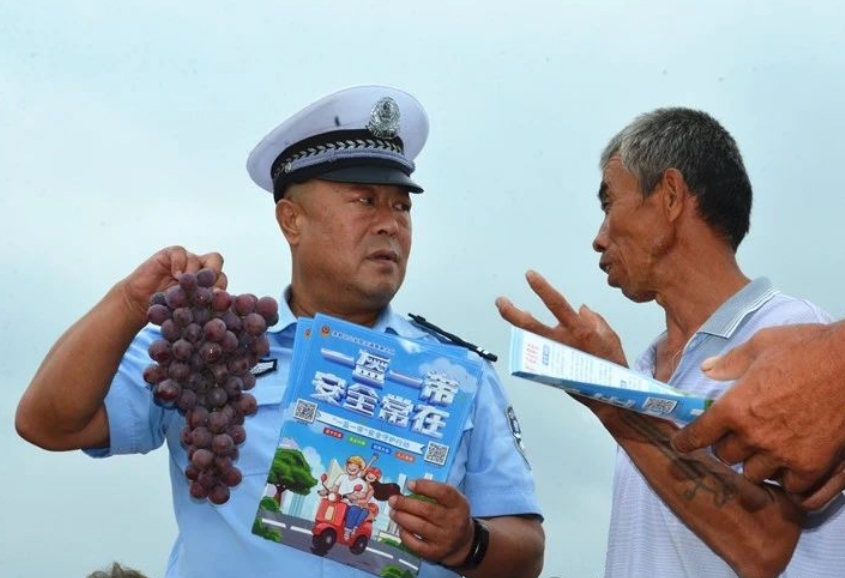 临汾尧都交警：初秋好“警”色   葡萄架下话安全