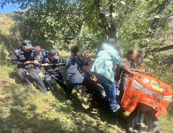 太原娄烦：巡逻偶遇单车事故  民警及时解困助农