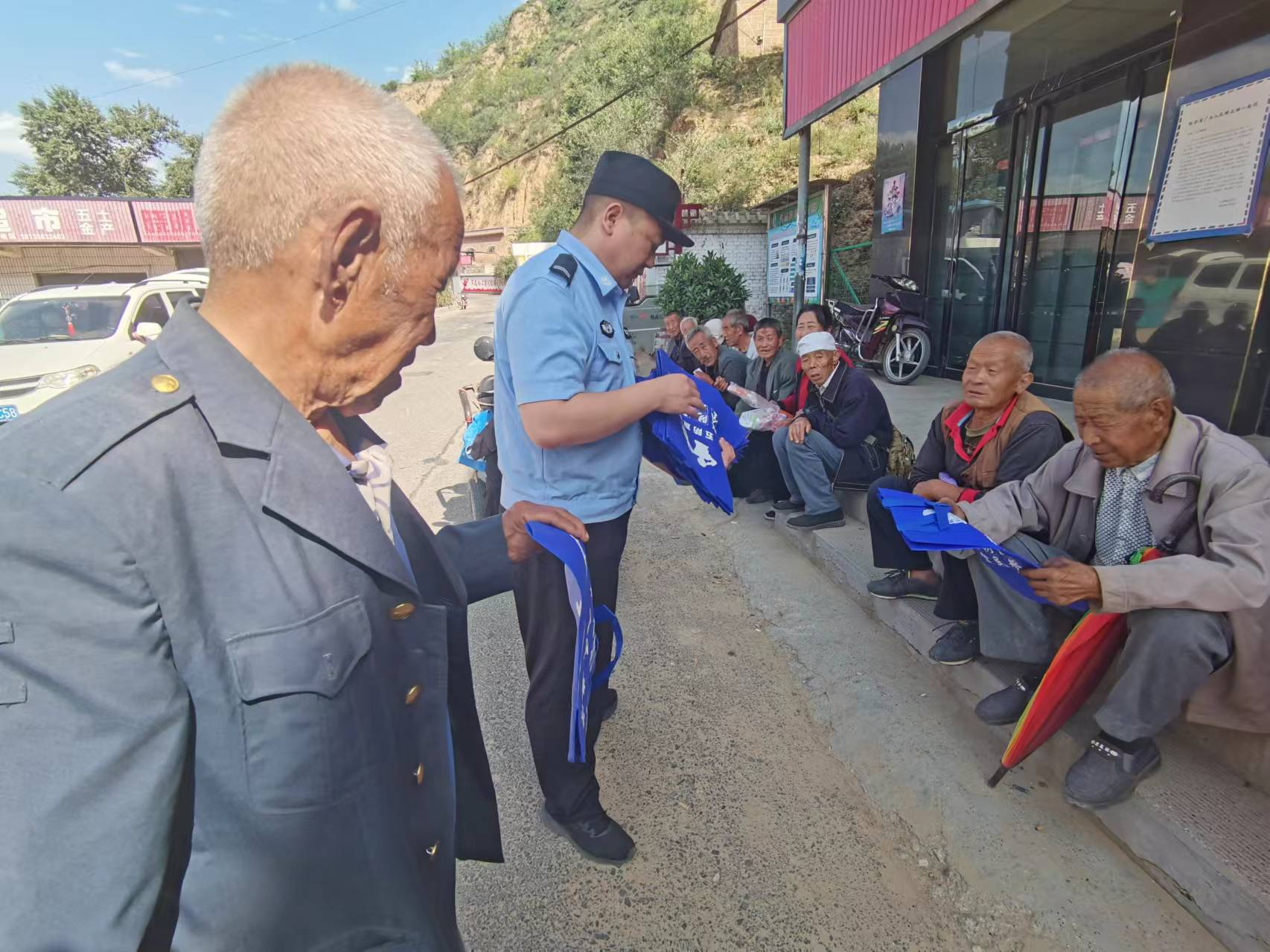 吕梁临县公安局石白头派出所开展“反诈反邪、抵制黄赌毒”宣传活动