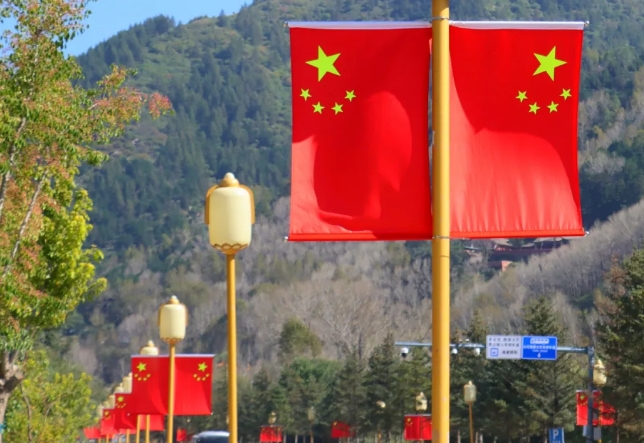 忻州五台山景区国庆氛围“燃”起来 处处飘扬“中国红”