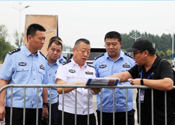 临汾洪洞公安圆满完成2024“华翔杯”洪洞大槐树半程马拉松安保工作