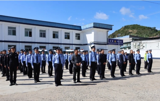 吕梁方山县公安局举行庆祝新中国成立75周年升国旗奏唱国歌仪式