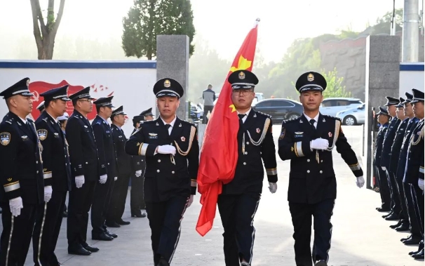 迎国庆、贺华诞——临汾安泽县公安局隆重举行庆祝中华人民共和国成立75周年升旗仪式