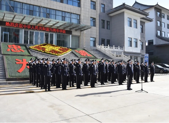 国旗巍巍  警徽熠熠——长治黎城县公安局隆重举行升国旗仪式，庆祝中华人民共和国7