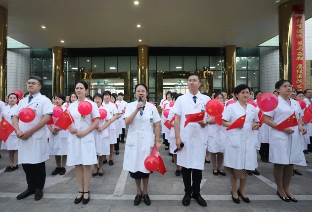 临汾市中心医院举行庆祝中华人民共和国成立75周年升旗仪式