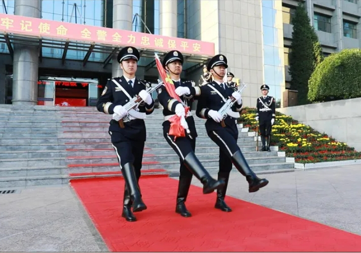 忻州定襄县公安局举行“庆祝中华人民共和国成立75周年”升旗仪式