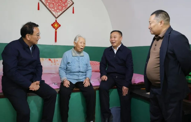 吕梁市副市长庞明明在临县走访慰问新中国成立前参加革命工作的离休干部与老党员