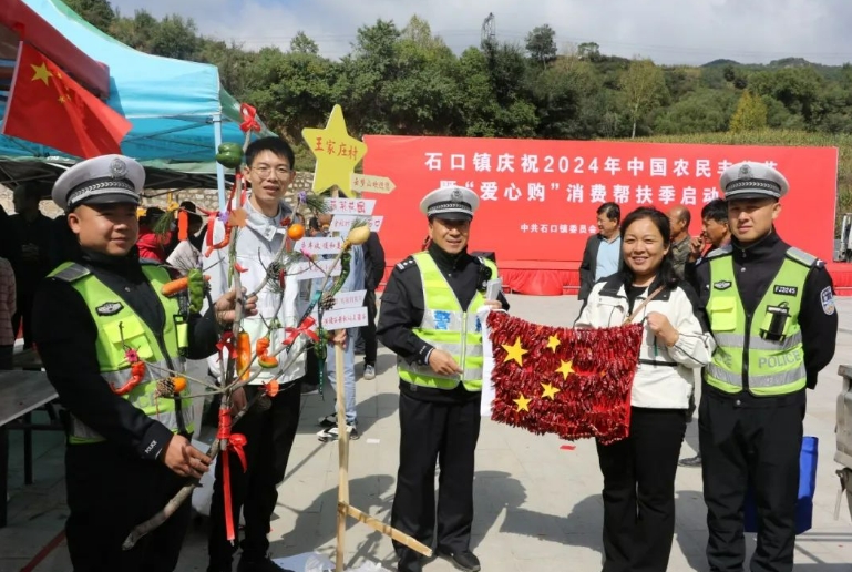 吕梁交口交警：丰收节里“话安全” 点亮秋收“平安路”
