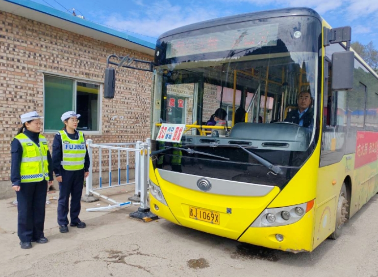 吕梁交口：国庆“警”色美   平安我守护