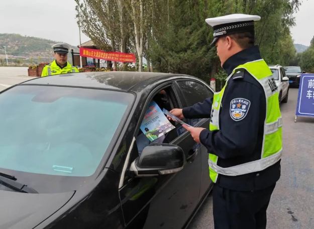 吕梁临县交警进景区开展返程交通安全提示