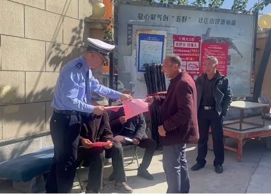 吕梁石楼交警花式宣传奏响国庆假期“平安曲”！