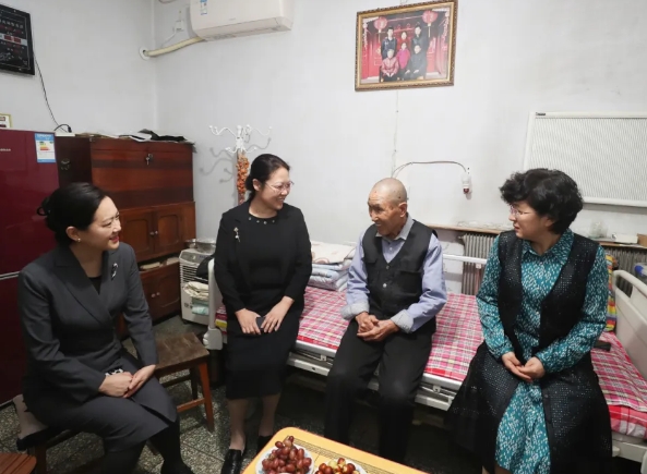 临汾市中心医院慰问离休老党员