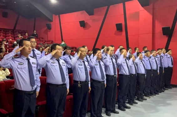 吕梁汾阳市公安局交警大队组织观影《志愿军·存亡之战》弘扬爱国精神