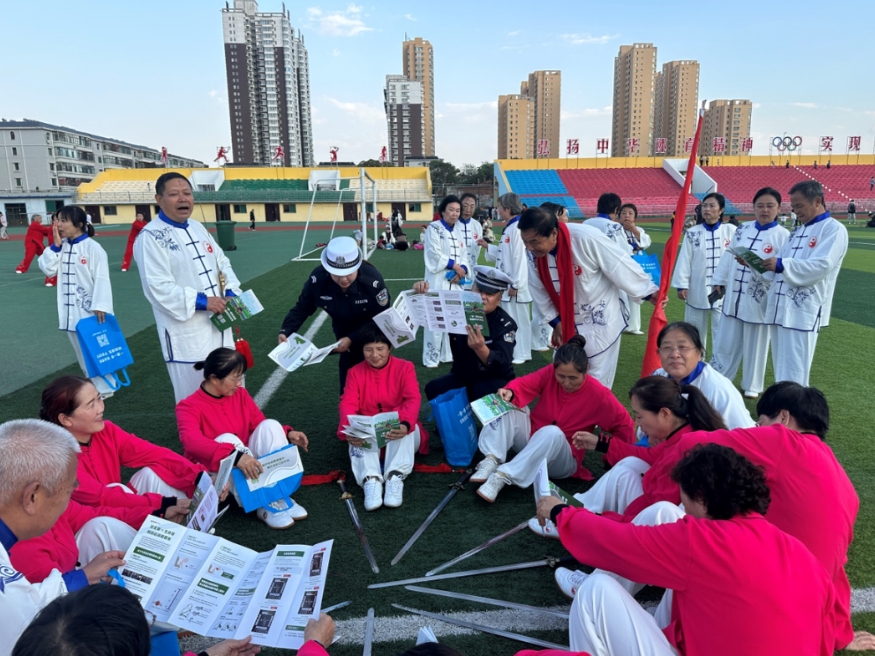 情满重阳 “警”紧相伴——吕梁汾阳交警向老年人群体“送安全”