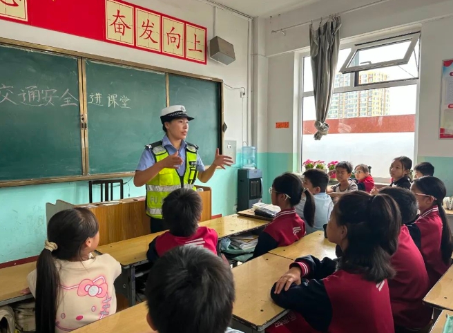 “小宣讲”筑牢“大安全”——临汾公安交警走进辖区学校开展秋季交通安全宣传教育活动
