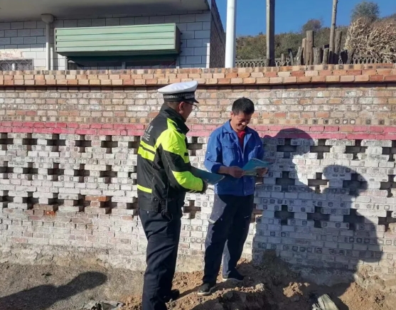 临汾蒲县公安交警进农村 守护秋收平安路