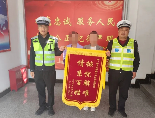 吕梁孝义：交警执勤伸援手 护送幼儿速就医