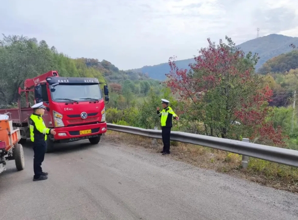 临汾蒲县公安交警为群众疏导交警拥堵