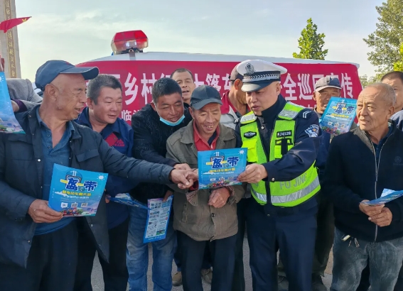 临汾洪洞：“大篷车”宣讲进农村，交通安全“警” 相随