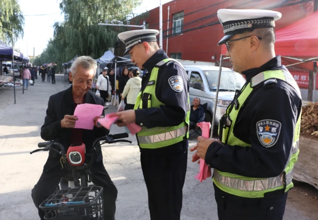 吕梁交口：交警“赶大集” 交通安全“零距离”