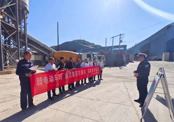 吕梁兴县交警进货企，筑牢安全第一关