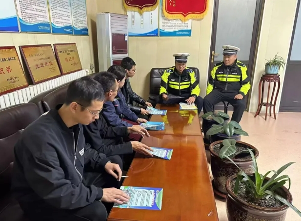 临汾蒲县公安交警走进企业开展交通安全宣传活动
