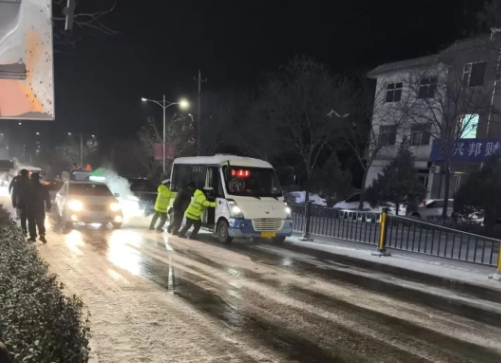 吕梁石楼：交警雪中坚守保畅通  守护百姓平安出行路