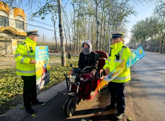 临汾公安交警持续开展三轮车违法载人集中整治行动