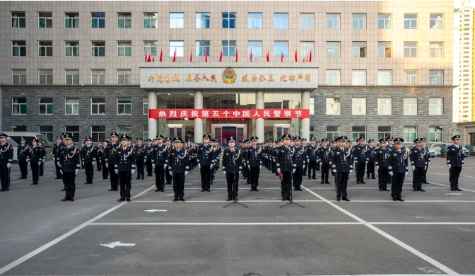 吕梁公安：警旗与旭日同升，警心与祖国同在！