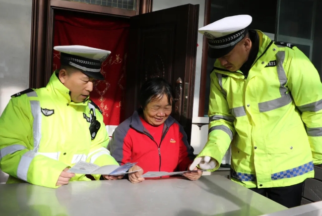 吕梁交口：交警来敲门 走村入户话安全