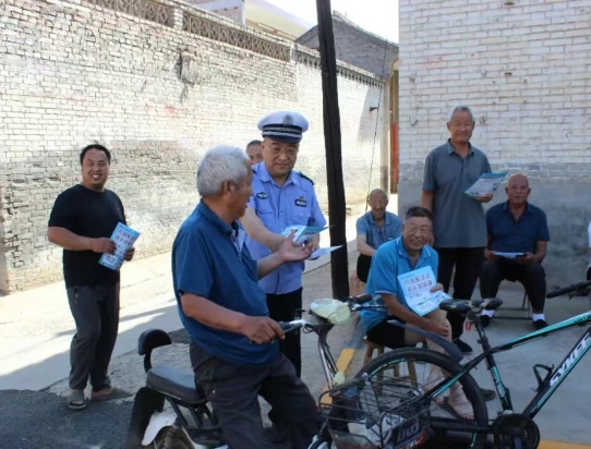 临汾公安交警为“银发一族”送交通安全+防骗“双保险”